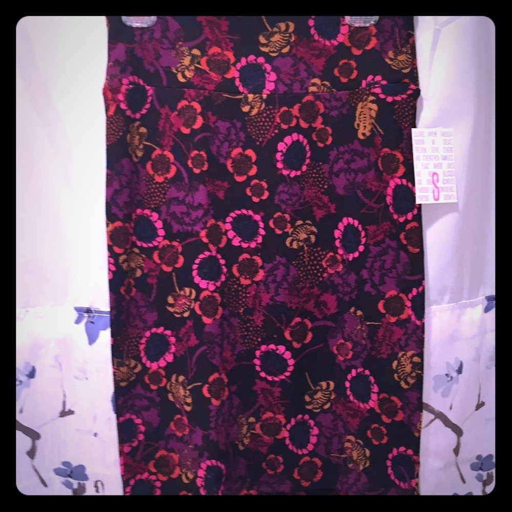 LulaRoe Cassie skirt size small.  BRAND NEW